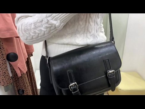 ❤️ 年轻婊子FeralBerry在试衣间用假阳具公开自慰 Sex video